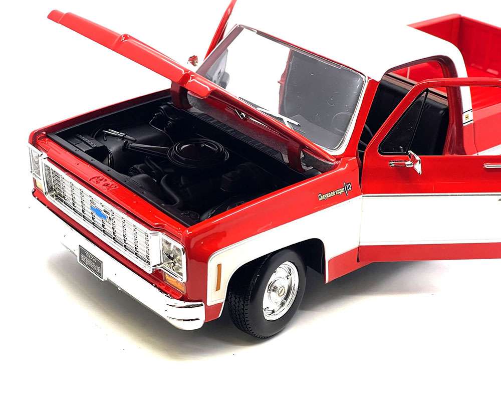 Maisto 31467 Special Edition 1974 Chevrolet C10 Cheyenne Super 1:18 Red / White
