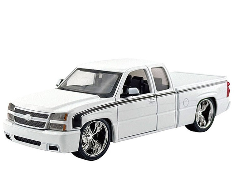 Motormax 79039 2006 Chevy Silverado Extended Cab Custom 1:25 White