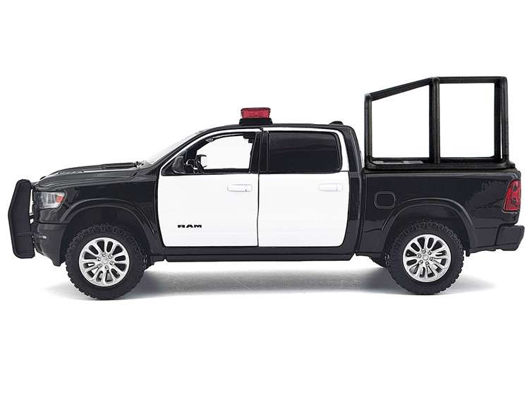 Motormax 79545 2019 Ram 1500 Laramie Crew Cab 1:27 with Stand Cage & Light and Sound Black / White