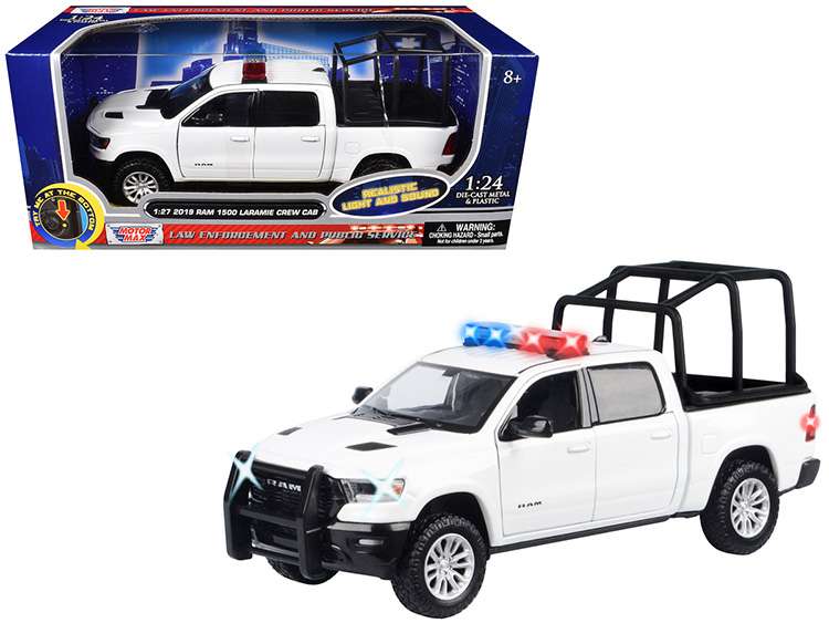 Motormax 79545 2019 Ram 1500 Laramie Crew Cab 1:27 with Stand Cage & Light and Sound White