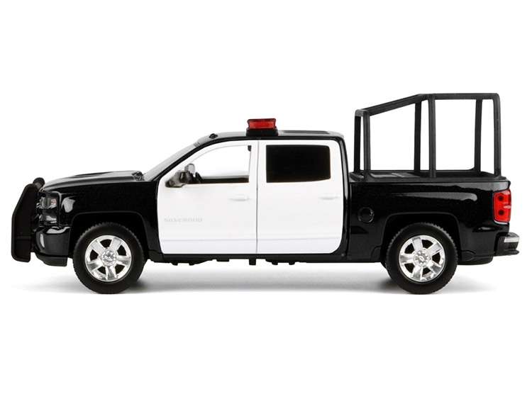 Motormax 79547 2017 Chevrolet Silverado 1500 LT Z71 Crew Cab 1:27 with Stand Cage & Light and Sound Black / White