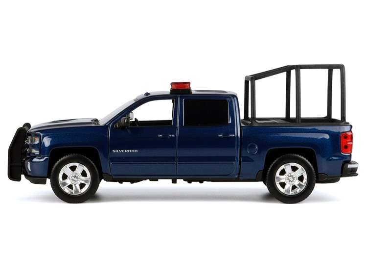 Motormax 79547 2017 Chevrolet Silverado 1500 LT Z71 Crew Cab 1:27 with Stand Cage & Light and Sound Blue