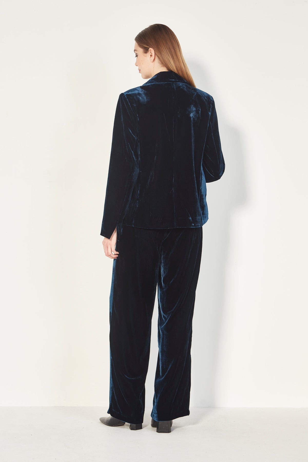 Magical Midnight: The Stylish Concerto Jacket That Swoons!